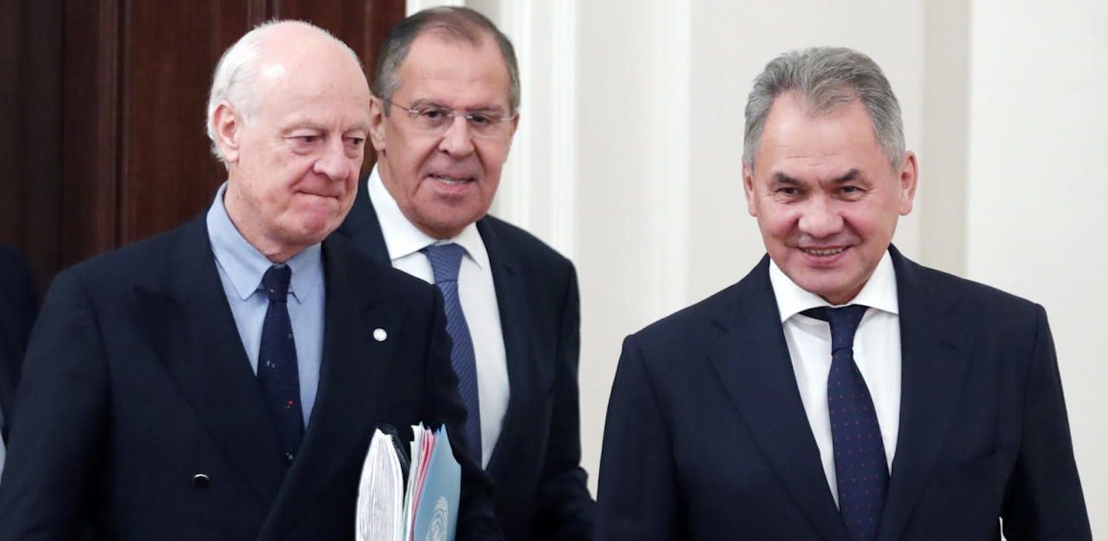 (v.l.n.r.) Der UN-Syrien-Beauftragte Staffan de Mistura, Russlands Außenminister Sergej Lawrow und der russische Verteidigungsminister Sergei Schoigu