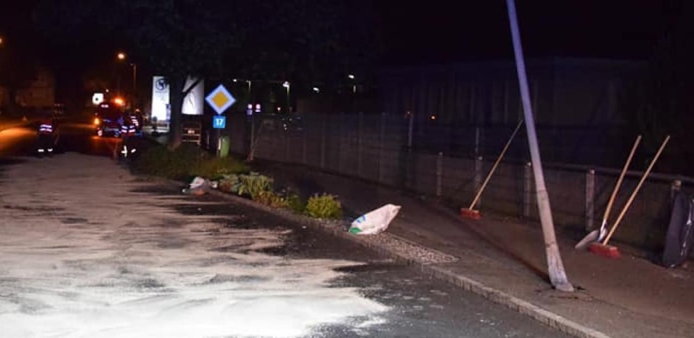 Die Laterne musste wenig später umgeschnitten werden.