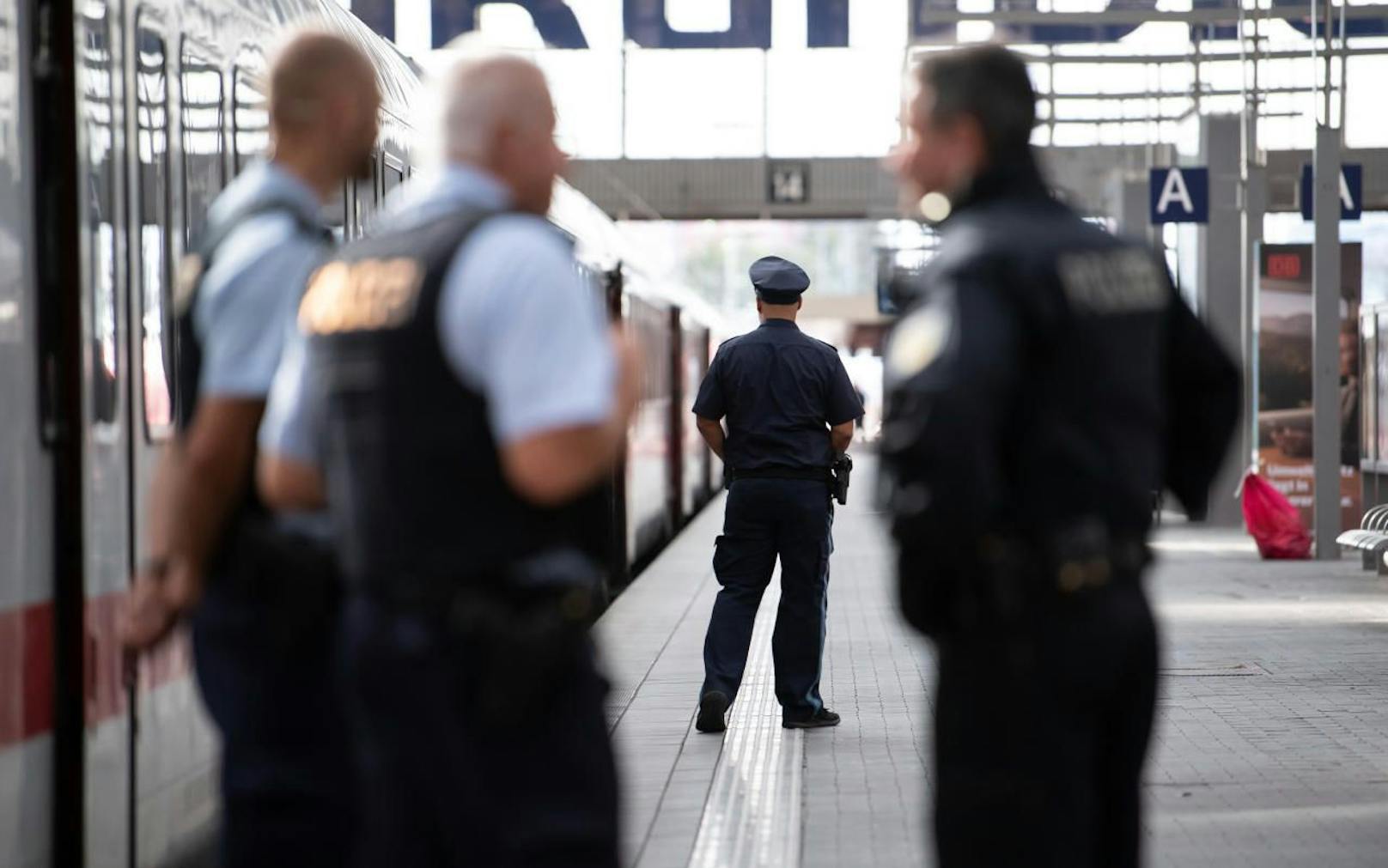 Am Münchner Hauptbahnhof wurde ein Polizist schwer verletzt. 