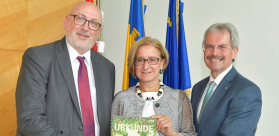 Überreichung der Green Points-Urkunde: ÖBB-Vorstandsvorsitzender Andreas Matthä, Landeshauptfrau Johanna Mikl-Leitner und Verkehrs-Landesrat Karl Wilfing (v.l.n.r.)