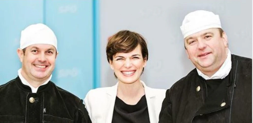SP-Chefin Rendi-Wagner freute sich am Tag vor der 130-Jahre Feier über den Besuch der Rauchfangkehrer in der SPÖ-Zentrale. Ob diese der Partei tatsächlich Glück bringen werden, wird sich aber erst zeigen.