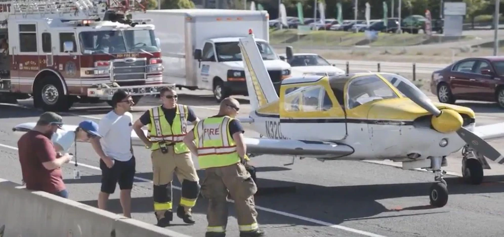 Notfallprüfung bestanden! Die Flugschülerin (links mit blaue Kappe) hat soeben mit ihrem Lehrer den Flieger auf dem Highway gelandet. 