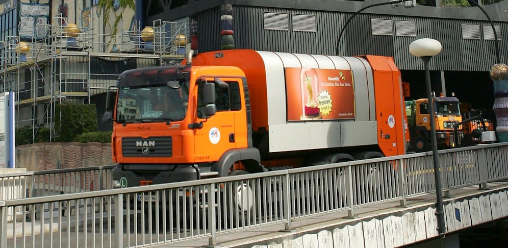 Ein Müllauto der MA 48 vor der Verbrennungsanlage Spittelau. Archivbild 2008
