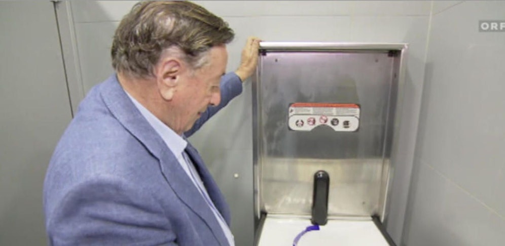 Wickeltische zum Ausklappen am Männer WC in der Lugner City. 