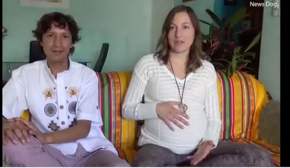 Gesund? Akahi Ricardo (36) und Camila Castello (34) leben von Luft und Liebe  und etwas Brühe. 