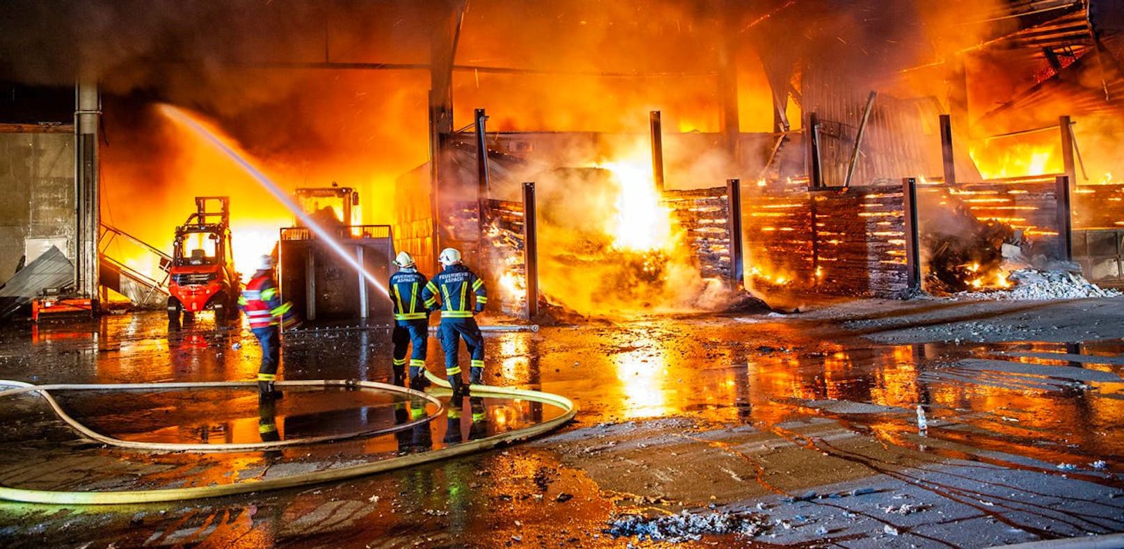 200 Feuerwehrler kämpfen gegen Flammenhölle