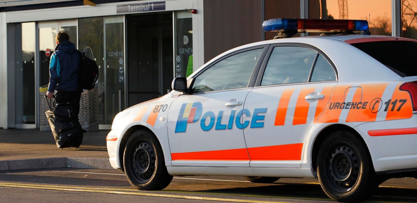 Ein Polizeiauto vor dem Genfer Flughafen.