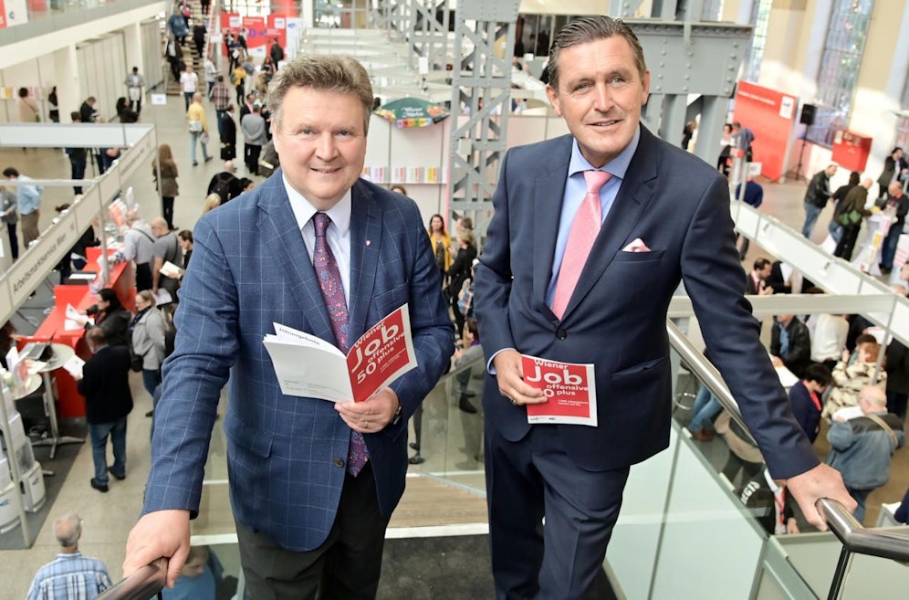 Um die Existenz von Wiener Unternehmen und damit unzählige Jobs zu retten, beteiligt sich die Stadt nun mit maximal 20 Prozent an ausgewählten Betrieben. Das gaben nun Wirtschaftsstadtrat Peter Hanke (li.) und Stadtchef Michael Ludwig (beide SPÖ - hier auf einem Foto aus der Zeit vor Corona) bekannt. 