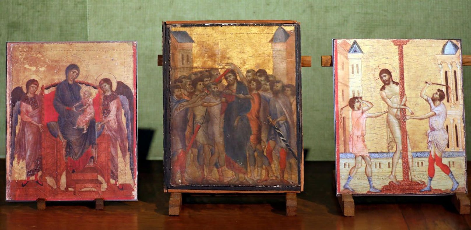 Das Gemälde des verspotteten Jesus in der Mitte.