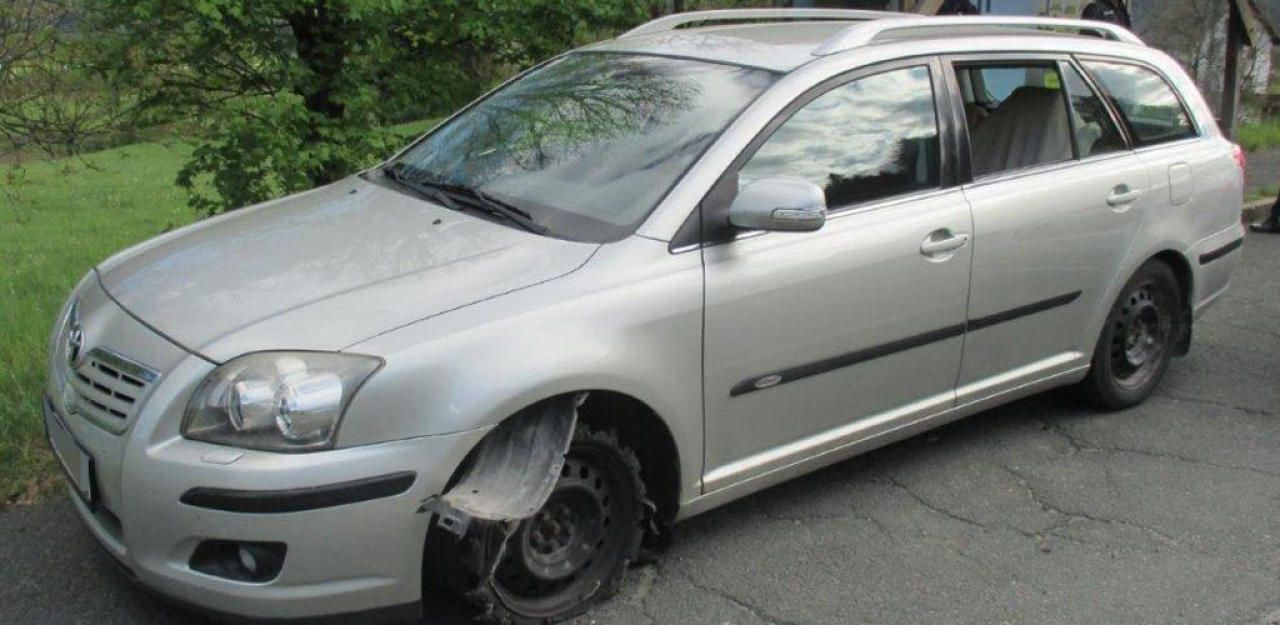Heute.at - Polizeiauto gerammt und auf Beamten losgefahren