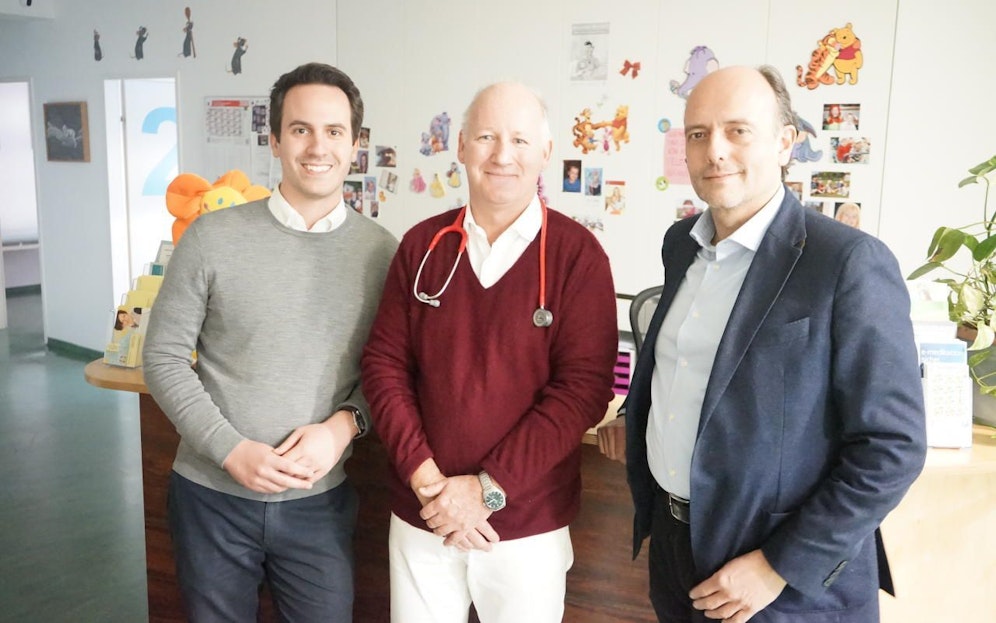 Kinderarzt Georg Maiwald (M.) sperrt aus Protest gegen die Schließung der Kinderabteilung im KH Nord freiwillig an zwei Wochenenden seine Ordination auf. Neos Wien-Klubchef Christoph Wiederkehr (l.) und Gesundheitssprecher Stefan Gara besuchten ihn.                        