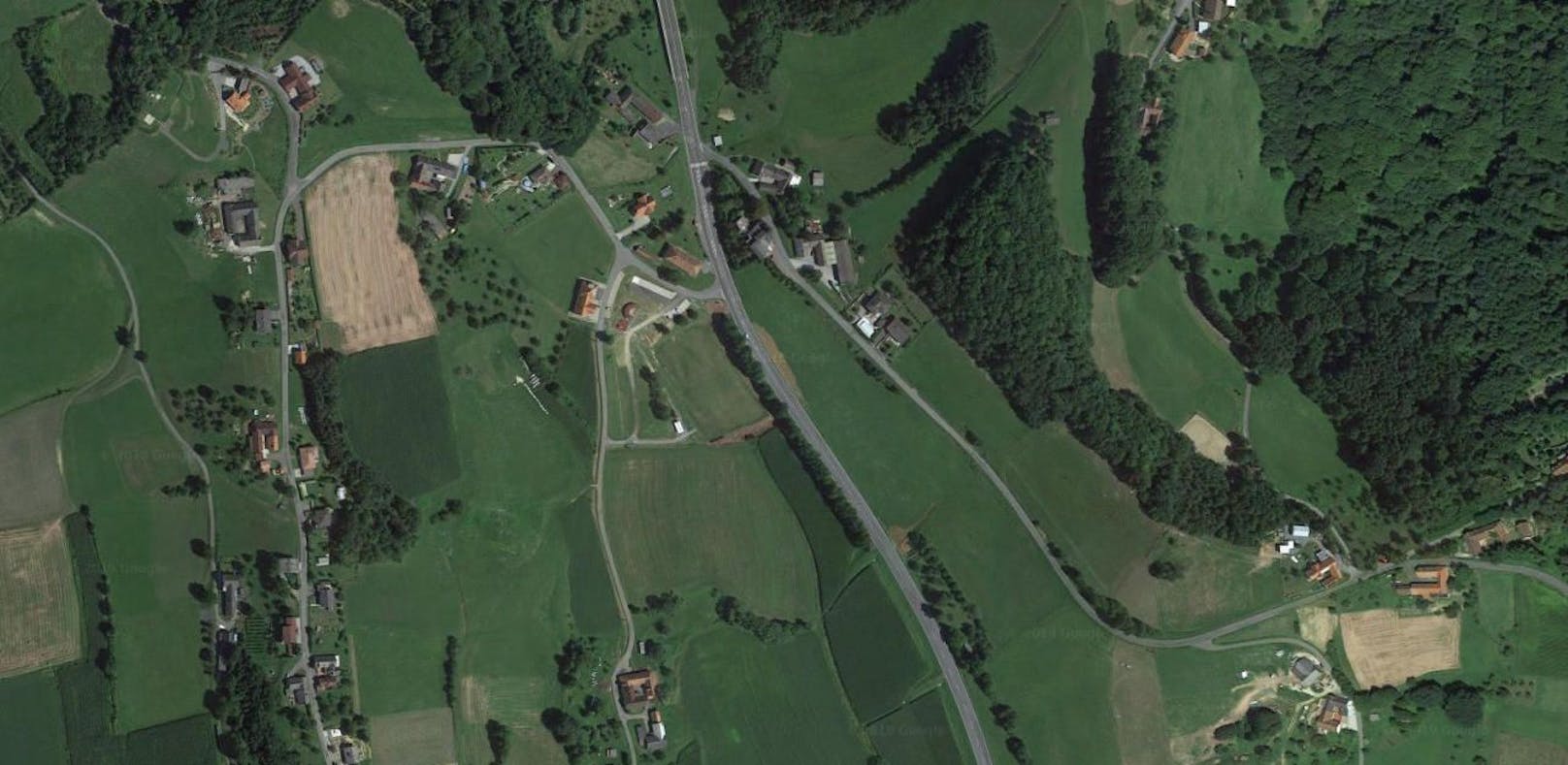Der Unfall ist auf der B57 im Gemeindegebiet von Henndorf passiert.
