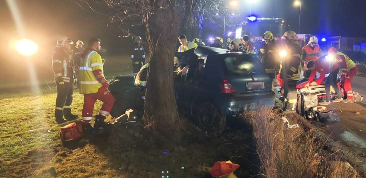 Heute.at - Frau (21) bei Unfall gegen Baum schwer verletzt