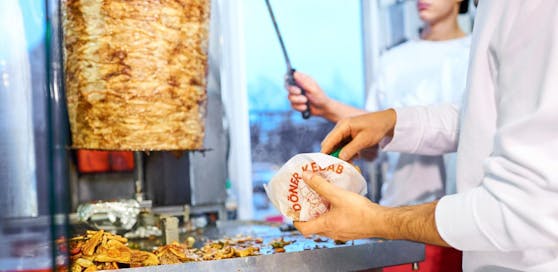 Ein Kebabspieß-Hersteller hat Schulden in Höhe von einer Million Euro angesammelt.