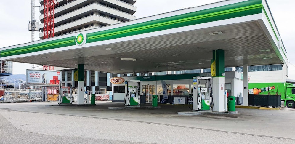 Die Tankstelle in der Wildbergstraße wurde um 3.30 Uhr überfallen.