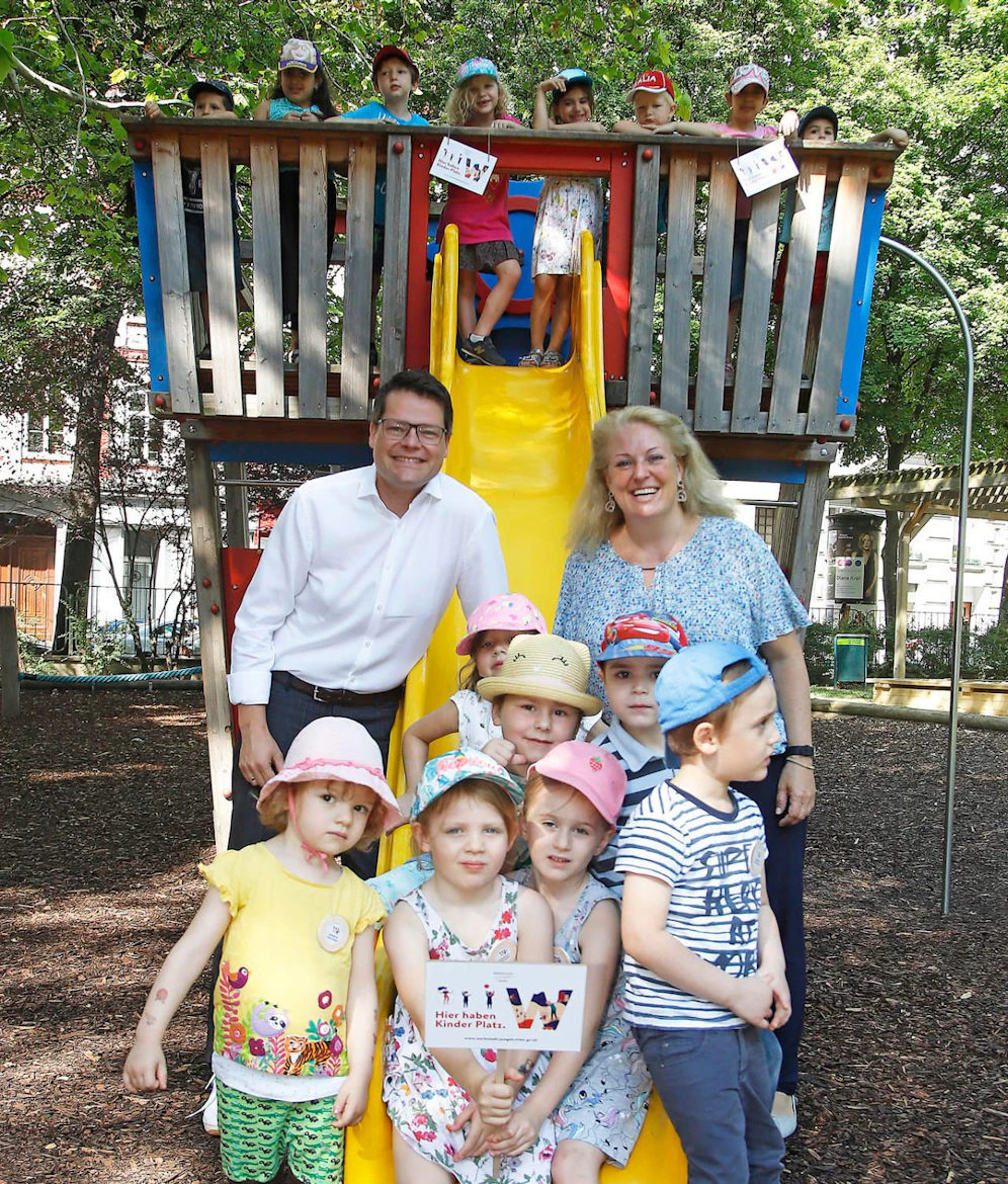 Jugendstadtrat Jürgen Czernohorszky (SPÖ) und MA 10-Abteilungsleiterin Daniela Cochlár mit den Kindern des Kindergartens Grabnergasse im Hubert-Marischka-Park in der Stumpergasse im 6. Bezirk. Die Kinder haben bei der Werkstadt Junges Wien mitgemacht und für die Aktion "Hier haben Kinder Platz" ihren Lieblingspark ausgewählt.