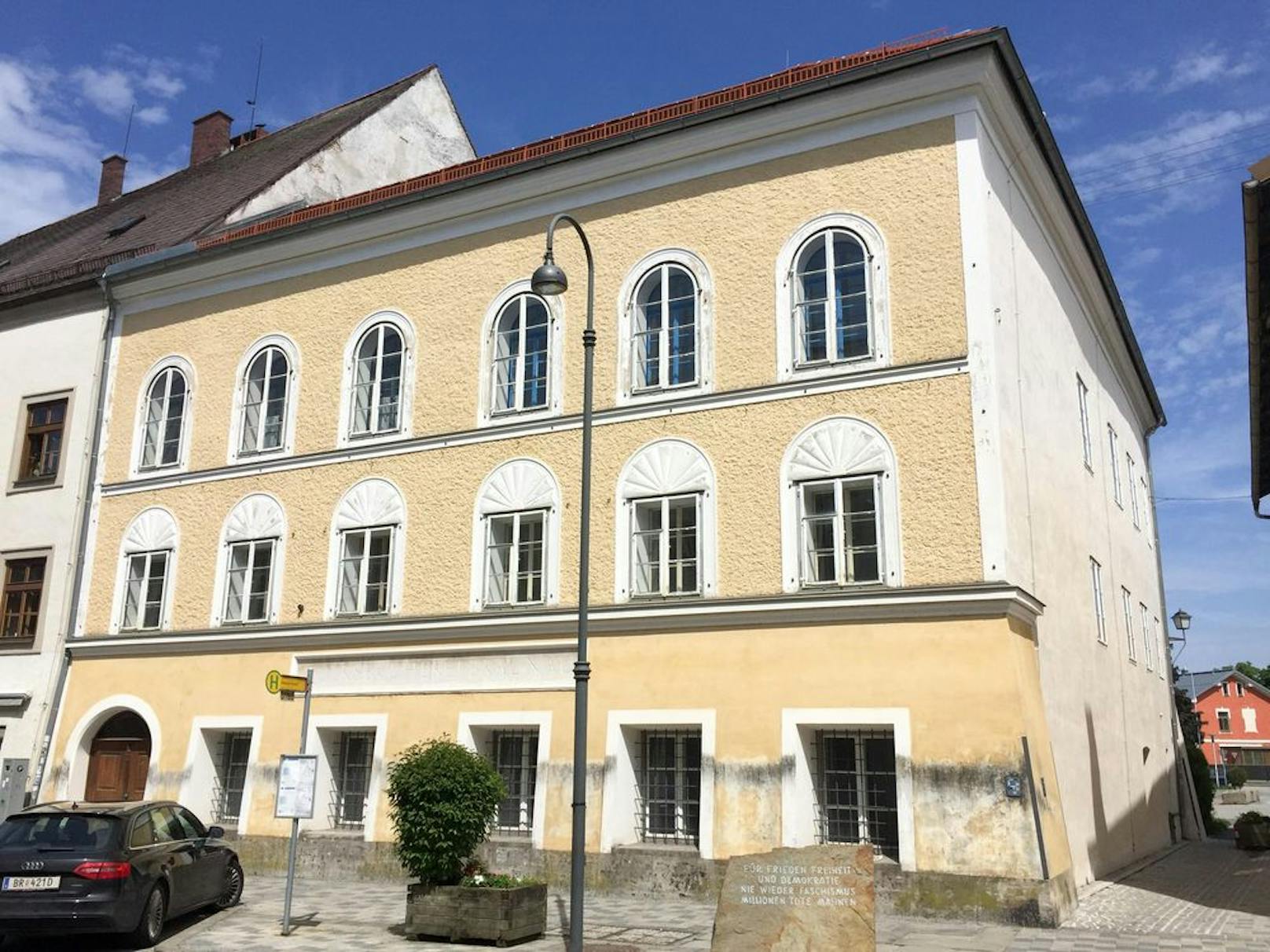 Das ist das sogenannte Hitler-Haus in Braunau. Hier soll ab Herbst umgebaut werden, dann eine Polizeiinspektion einziehen.