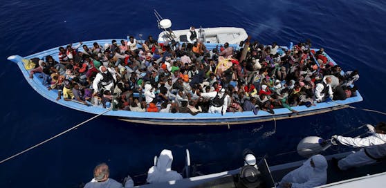Ein Flüchtlingsboot im Mittelmeer. Italien ist erbost darüber, dass die Umverteilung in der EU kaum vorangeht.