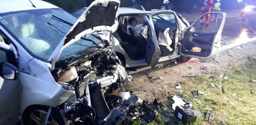 Die beiden Wagen wurden schwer beschädigt.