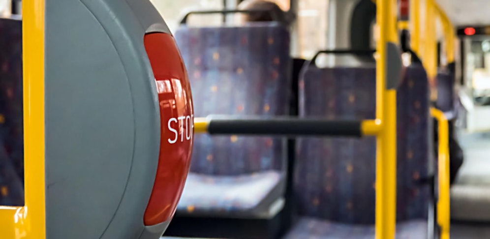 Ein Bus-Kontrolleur wurde von einem 27-Jährigen brutal attackiert.