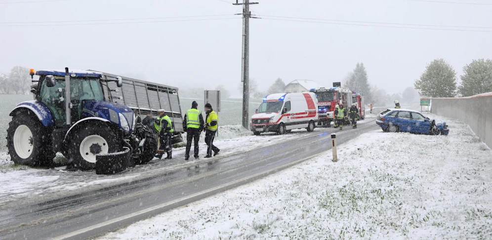 Auto kracht frontal in Traktor