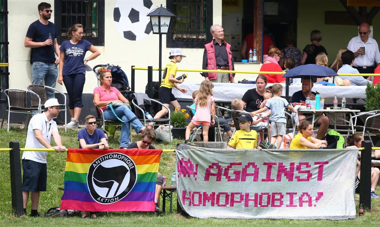 Protest gegen Homophobie des Vatikans. 