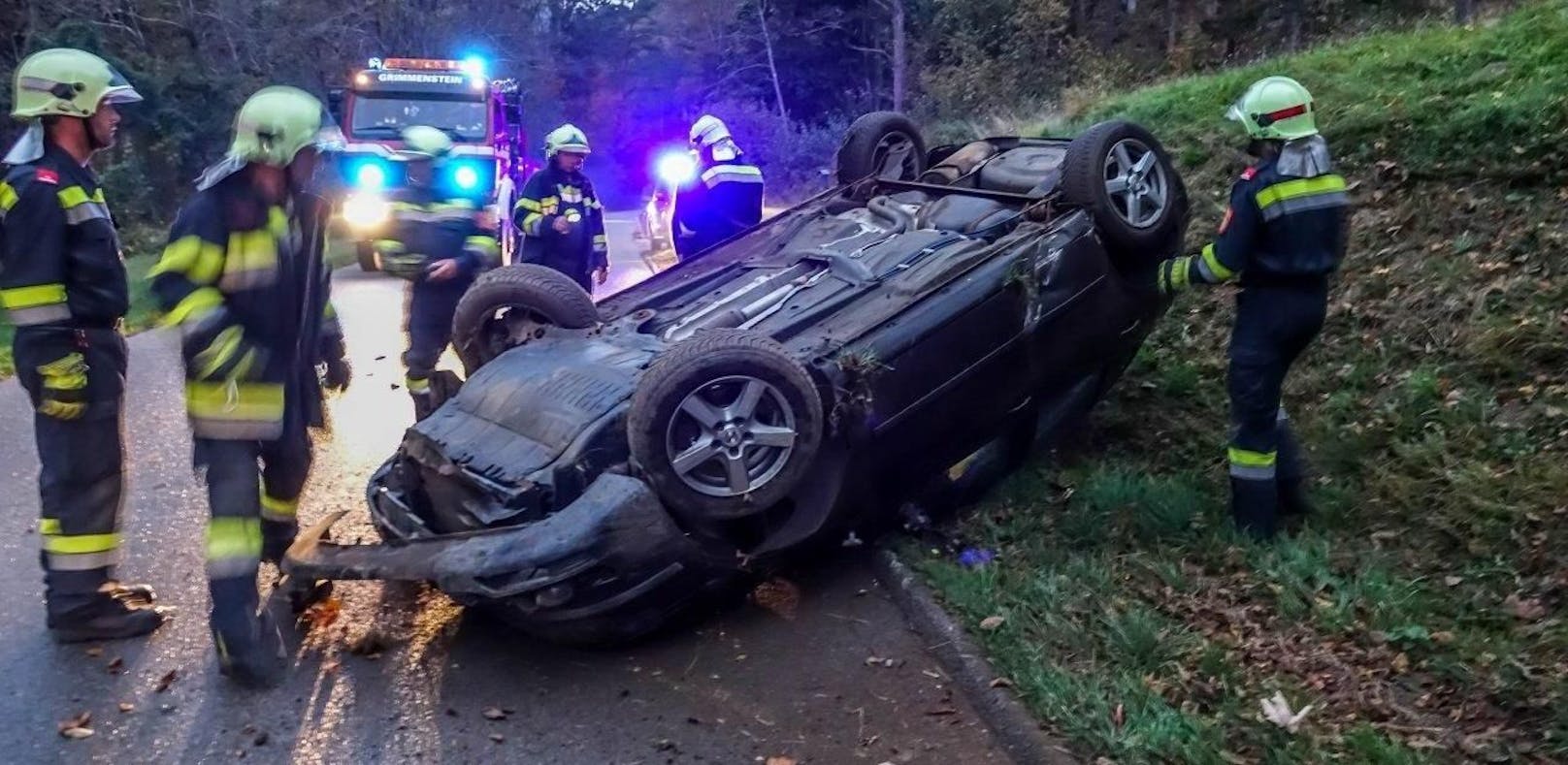 Auto überschlug sich und blieb am Dach liegen