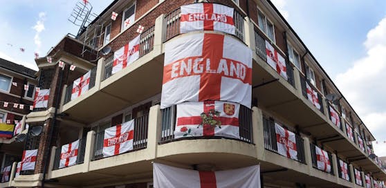 Ein Wohnhaus im Londoner Stadtteil Bermondsey, geschmückt für die Fußball-WM