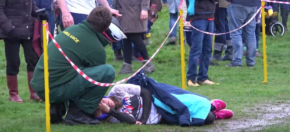 Nach dem Sturz: Ehefrau Kate B. (36) liegt mit Schmerzen am Boden, ein Sanitäter kümmert sich um sie. 