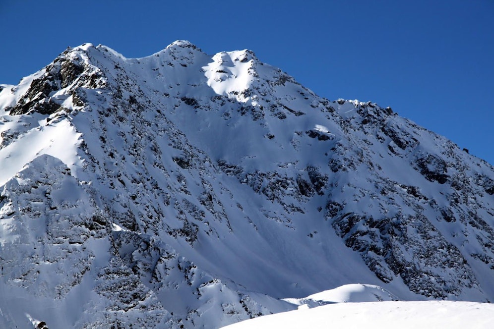 Aus der Steilwand stürzte die Frau mehrere hundert Meter ab und blieb erst im ebenen Bereich des Bergs liegen.
