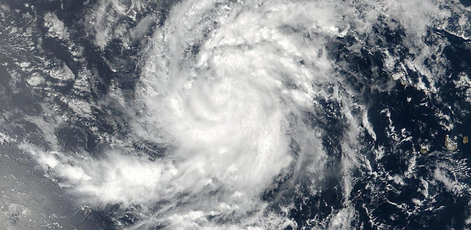 Satellitenbilder zeigen den Tropensturm Irma über dem atlantischen Ozean.