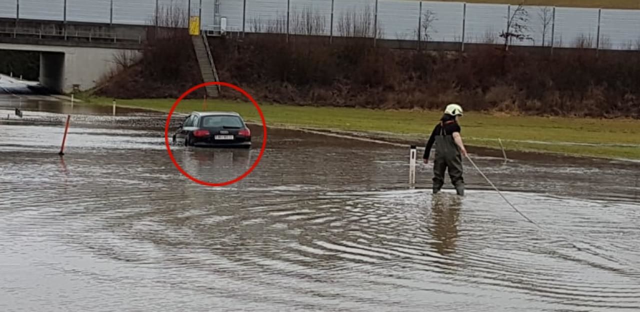 Heute.at - Lenker ignorieren Sperre, gehen mit Autos unter