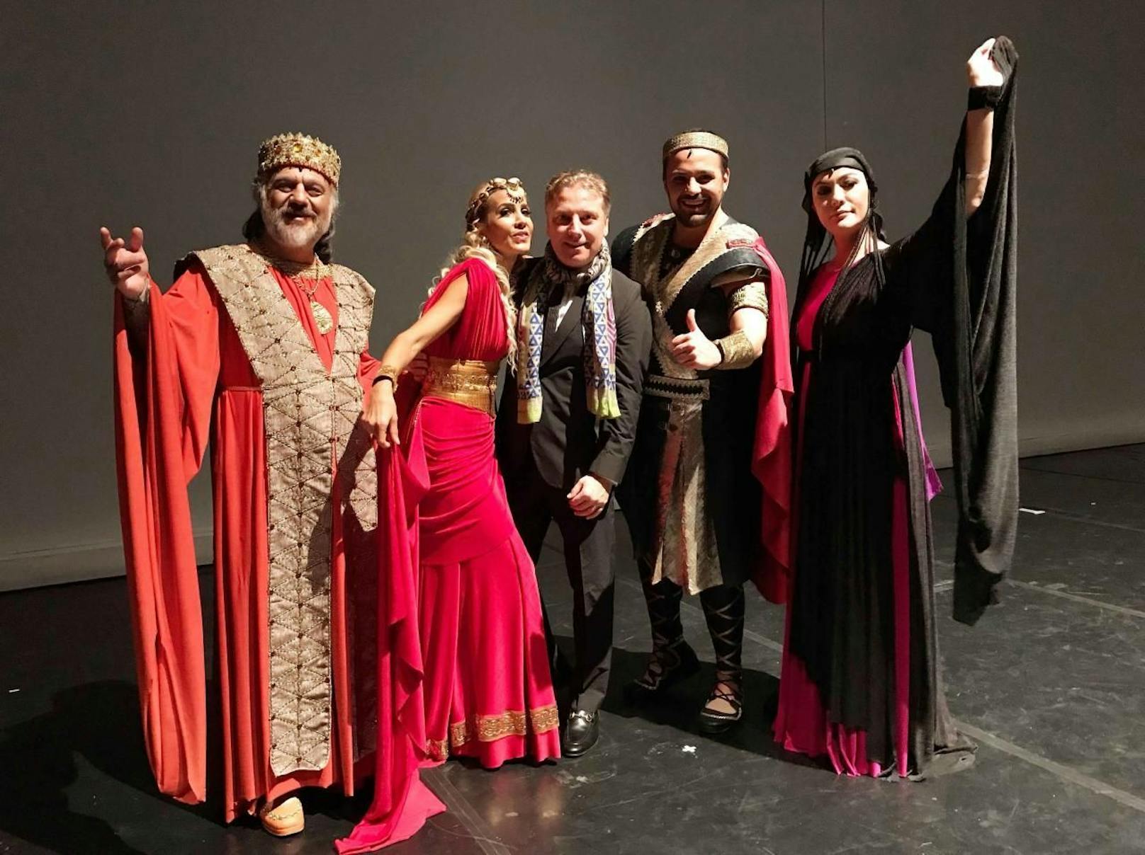 Hauptdarsteller der Oper &quot;TROYA&quot; in den Kostümen von Designer Atil Kutoglu (Mitte) im &quot;CONGRESSIUM&quot; in Ankara.