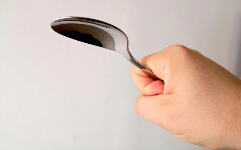 Männerhand mit Löffel. Symbolfoto