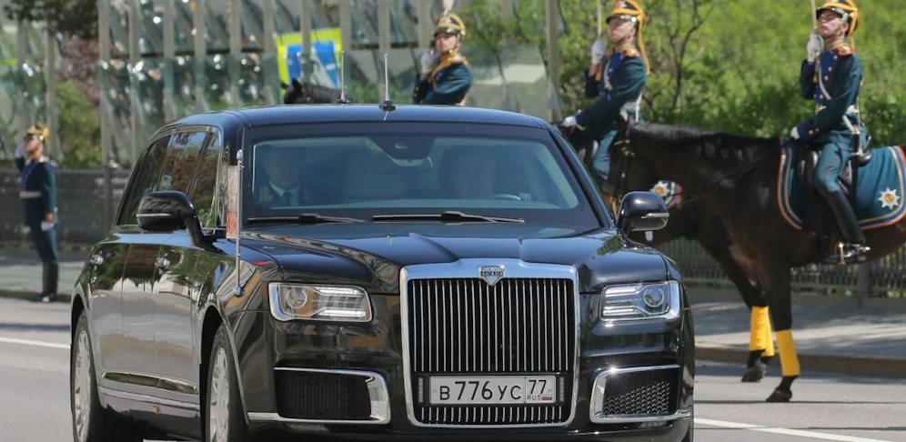 Der russische Präsident Putin und sein neues Auto "Kortezh"
