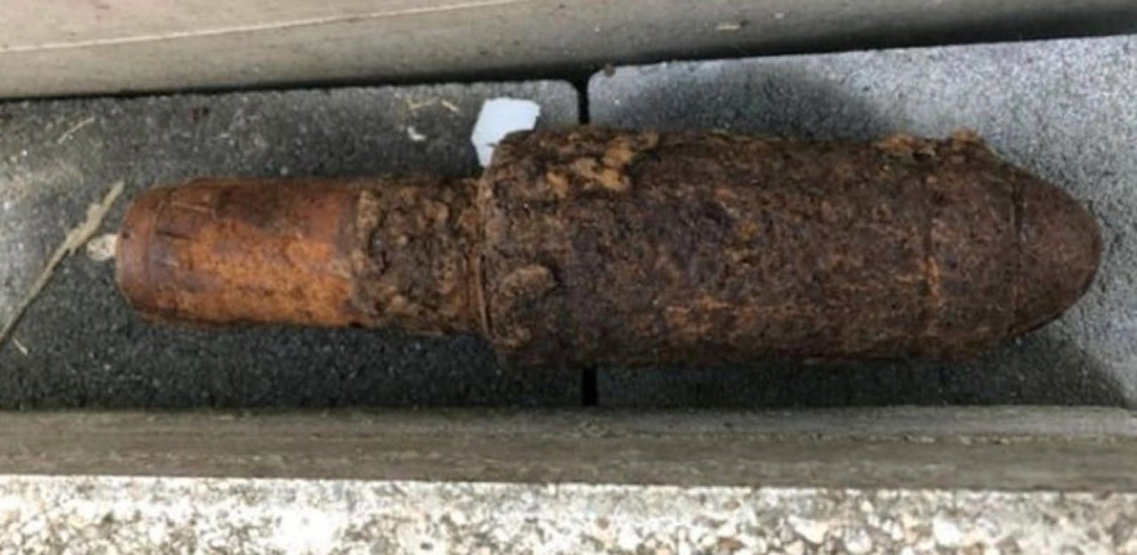Bei Keller-Aufgrabungsarbeiten wurde eine 25 Zentimeter lange Sprenggranate gefunden. (Symbolfoto)