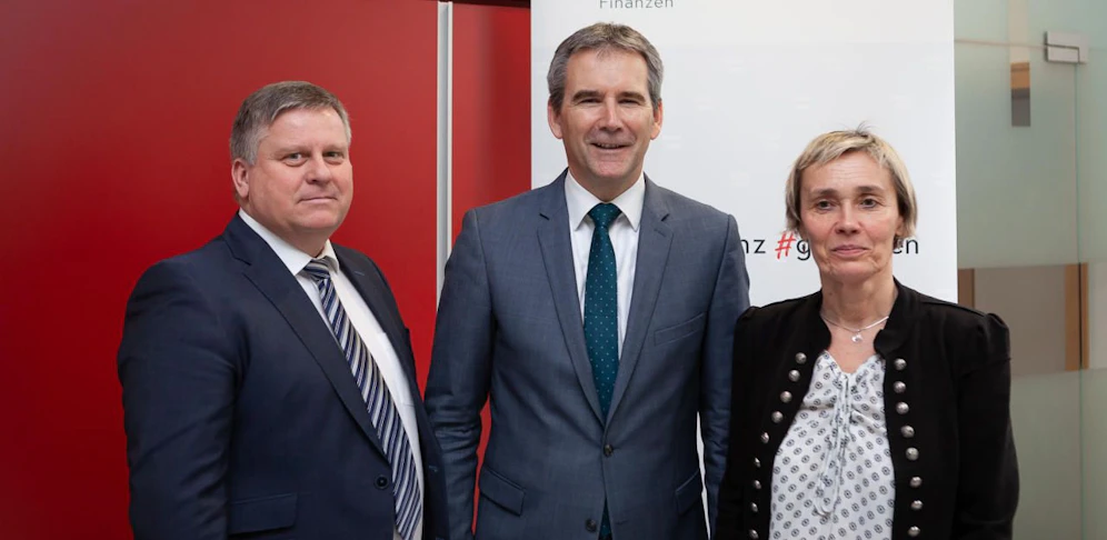 Finanzminister Löger mit Michael Kalcher und Andrea Reuter vom Zollamt St. Pölten Krems Wr. Neustadt.