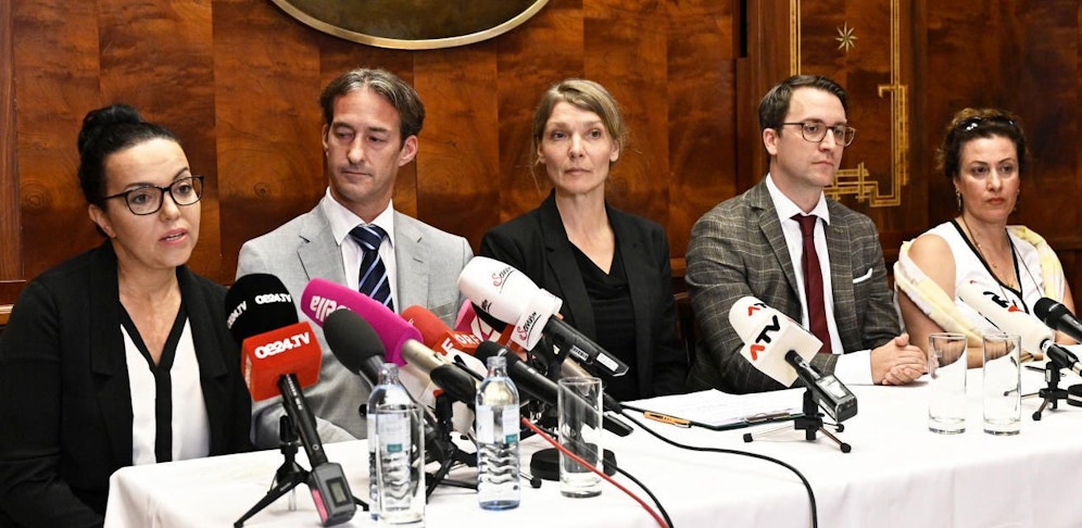 Kanditaten Nadja Helmy, Bernd Nussbaumer, Parteiobfrau Maria Stern, Thomas Walach und Golaleh Ebenhöchwimmer anl. einer PK von JETZT.