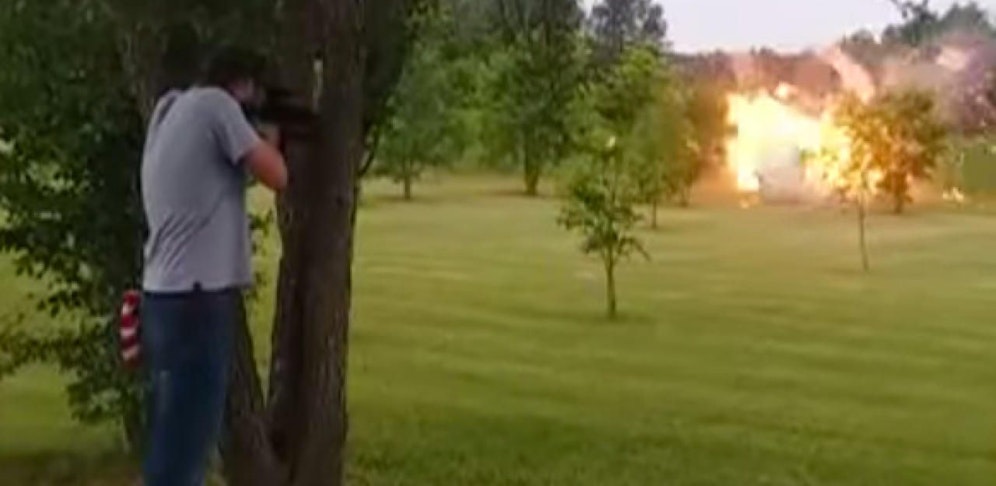 Der Kühlschrank explodiert, noch fühlt sich der Schütze sicher.