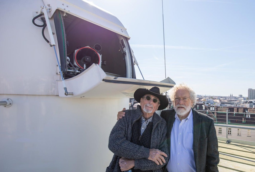 Der US-Unternehmer und Schauspieler Anthony Loder (li.) besichtigte gemeinsam mit Quantenphysiker Anton Zeilinger das Hedy-Lamarr-Teleskop der Österreichischen Akademie der Wissenschaften in Wien. 