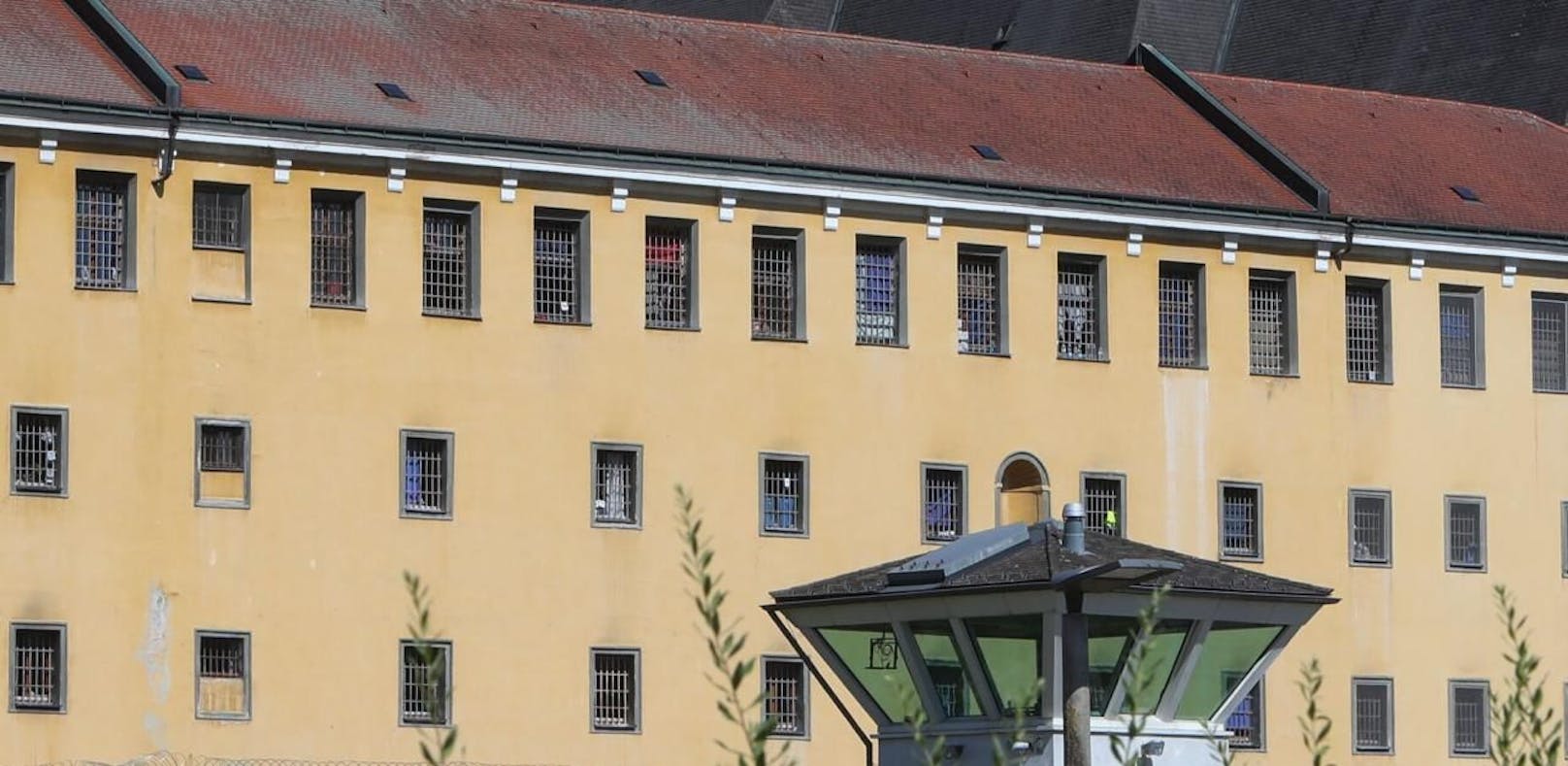 In der Haftanstalt in Garsten findet zur Zeit eine große Razzia statt.