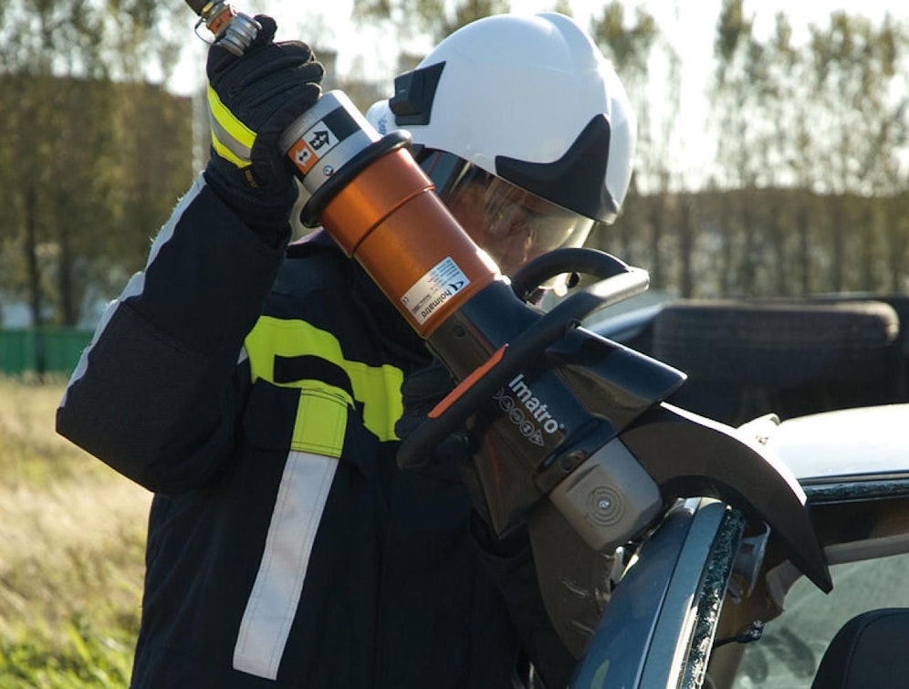 Eine Rettungsschere beim Zertrennen der C-Säule eines Volvo S60.