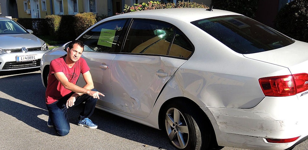 Markus R. vor seinem schwer beschädigten Auto
