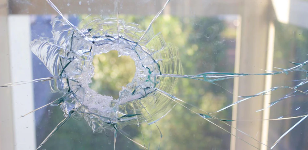 Der Mann hat vier Fenster eingeschlagen. (Symbolfoto)