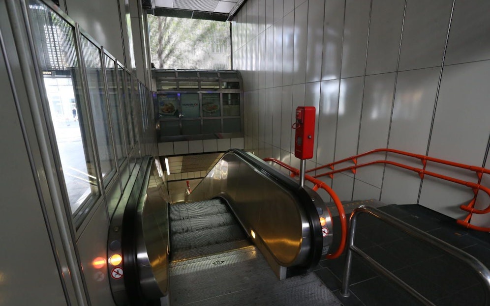 Auf dieser Rolltreppe belästigte der Mann die beiden Frauen.