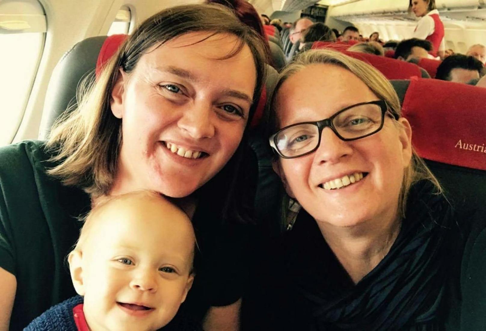 Friederike H. (links) wird ihre erste Flugreise mit ihrer Tochter so schnell nicht vergessen