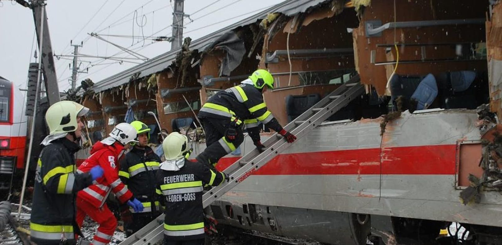 Zugunglück in Niklasdorf: Eine Frau tot, 22 Verletzte