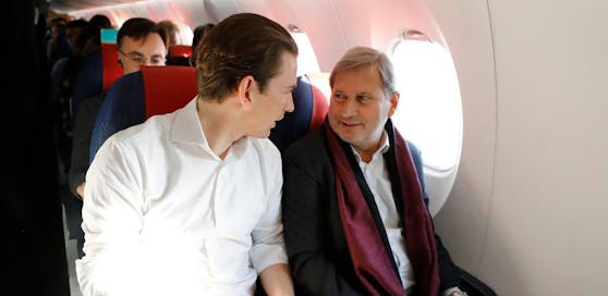 Bundeskanzler Sebastian Kurz mit Johannes Hahn im Flugzeug