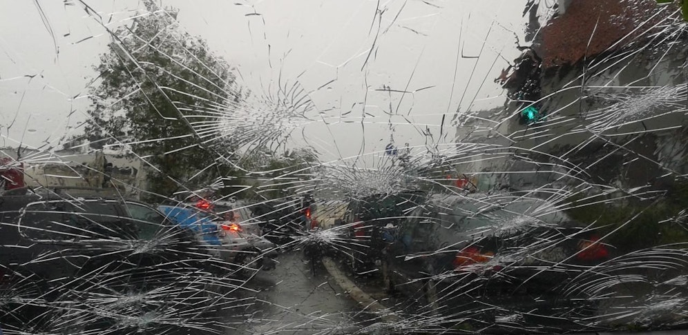 Viele Besitzer von beschädigten Autos schauen durch die Finger.