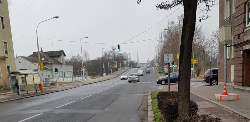 Die mobile Rotlichtkamera steht an der Ecke Franckstraße und Fröbelstraße in Linz. Autofahrer müssen aufpassen: Die Haltelinie ist nur noch sehr schlecht zu sehen. Wer rechts abbiegt, obwohl die Ampel, die sich ein ganzes Stück davor befindet, auf rot steht, muss 150 Euro zahlen. 